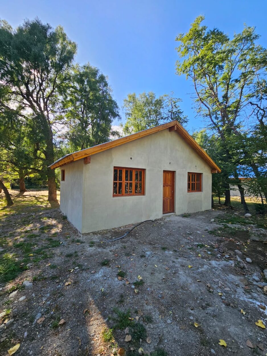 ¡Oportunidad única para invertir! 1000 m2 con Casa a terminar – Las Golondrinas